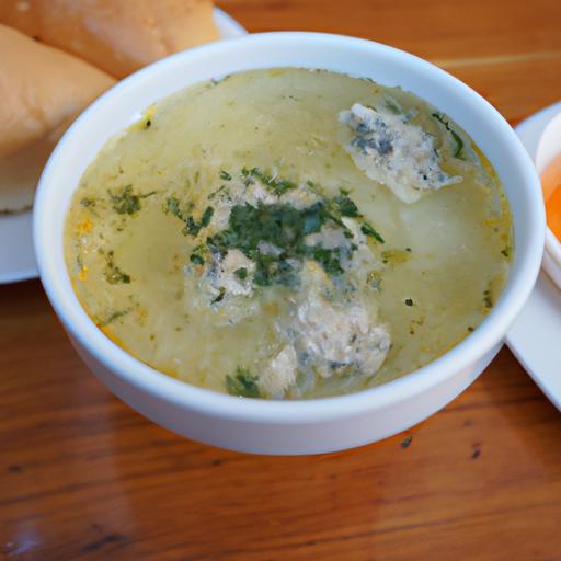 Một đĩa canh kê gà được phục vụ với bánh mì