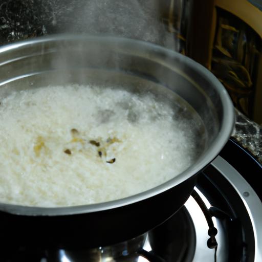 Một nồi cháo gạo đang sôi trên bếp