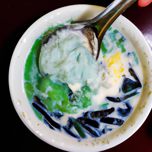 Đĩa chè đậu xanh bột báng với một muỗng kem dừa.