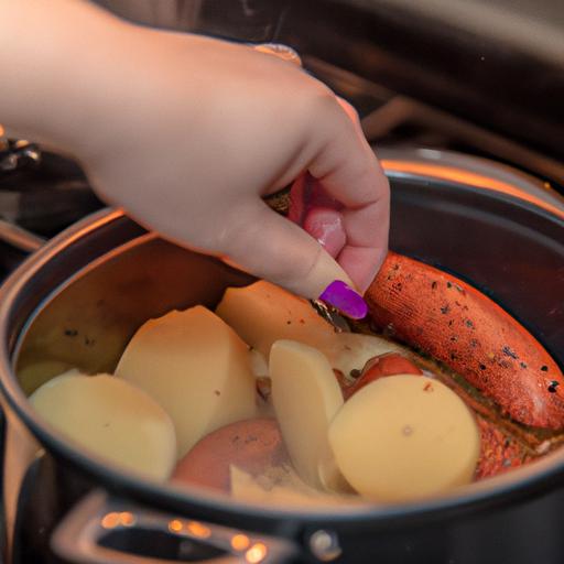 Xúc xích và khoai tây được nấu trong nồi hầm thơm ngon